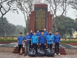 Nhóm "xanh, sạch, đẹp" Đoàn trường tổ chức làm vệ sinh tại Khu lưu niệm Bác Hồ về thăm quê lần thứ nhất